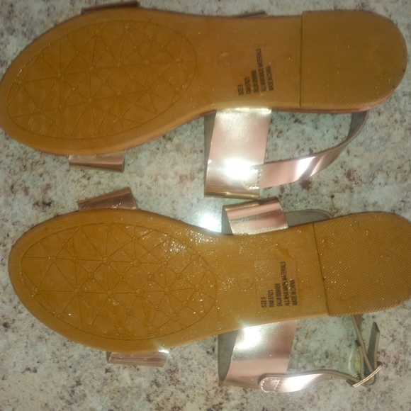 Metalic gold sandles - Picture 3 of 6